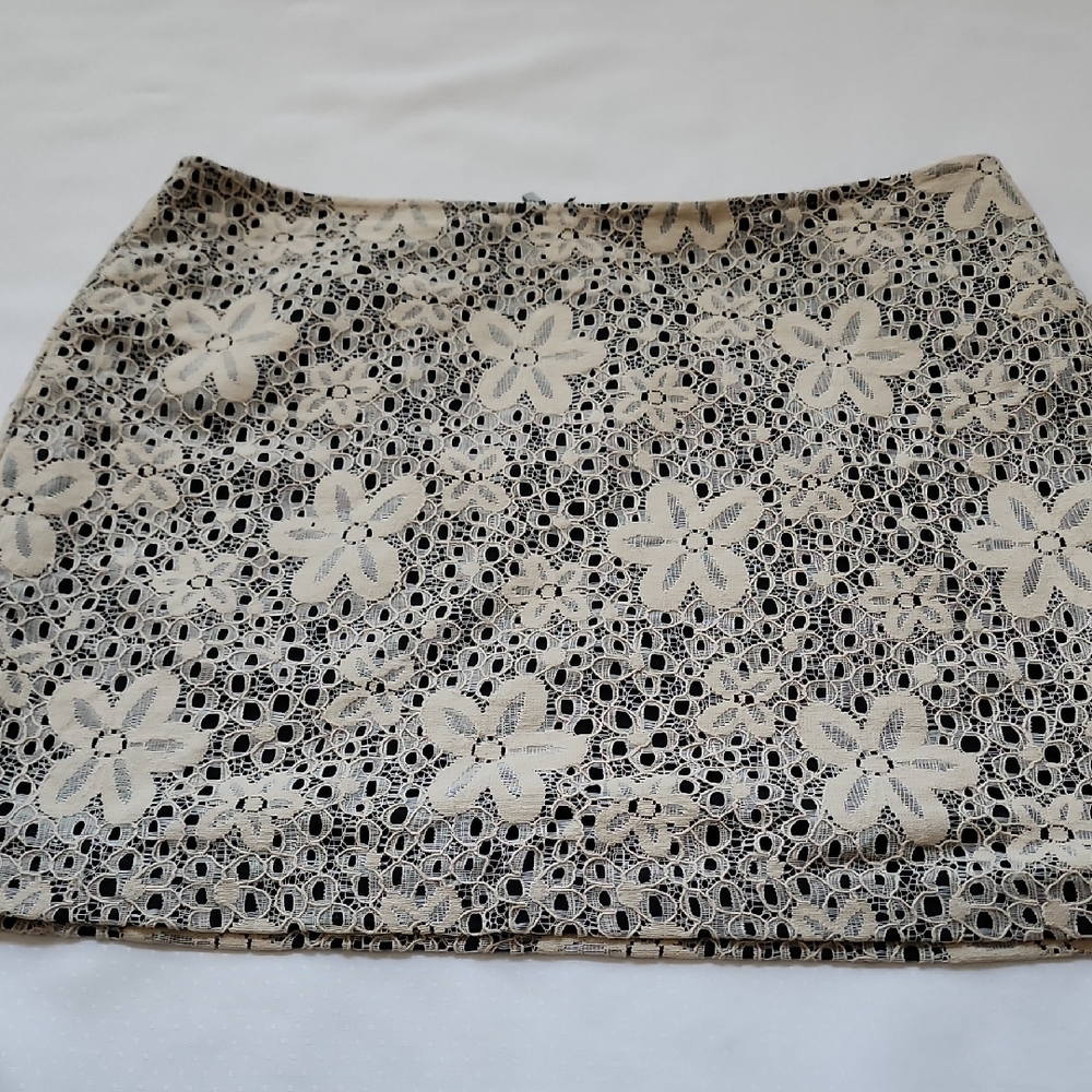 Kensie Cream Floral Lace Mini Skirt - Size 8